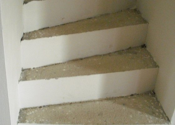 Obložení schodiště dlažbou - stav před realizací