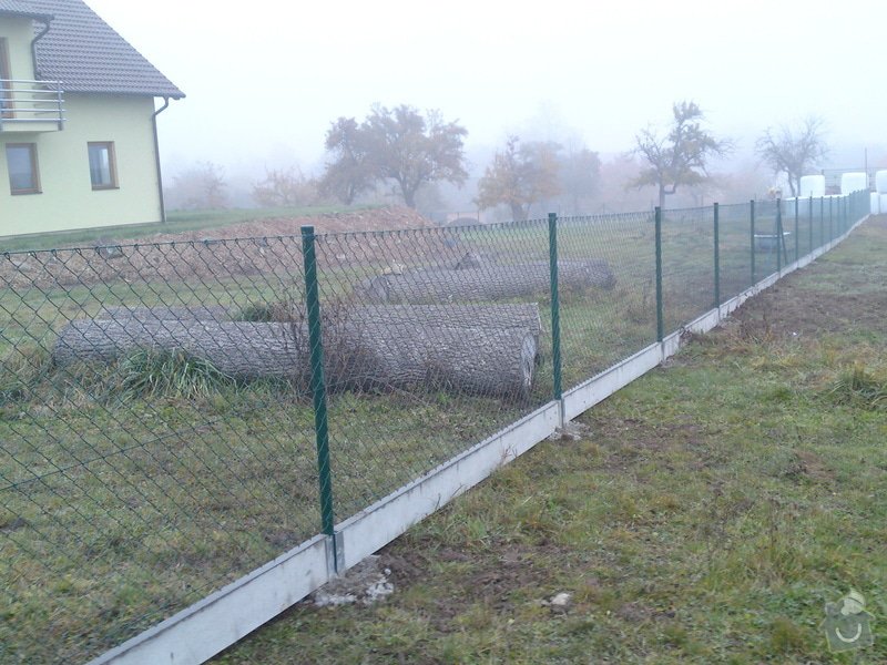 Stavba plotu (cca 70 m): pletivo_s_deskou