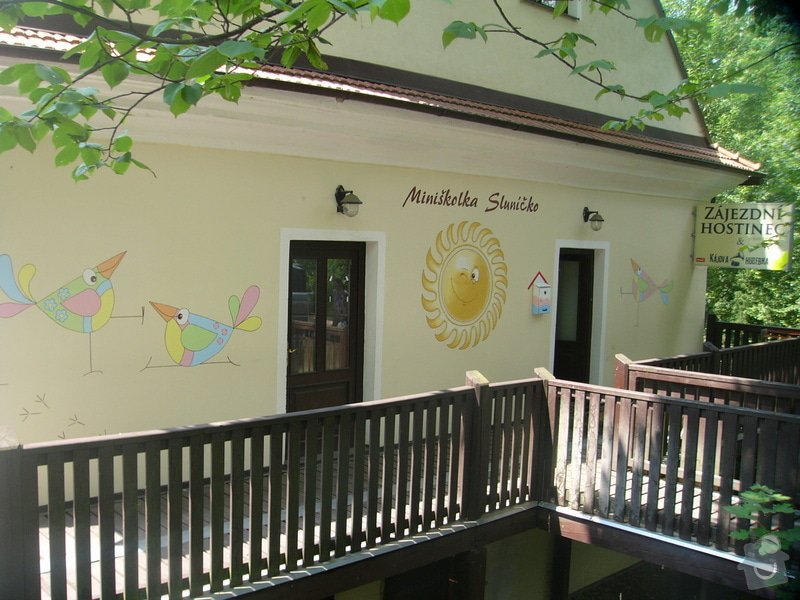 Nástěnná malba pro miniškolku v roce 2012, 2013 + Renovace a výzdoba dveří samolepkami: nastenna-malba-pro-miniskolku-v-roce-2012_P1270903