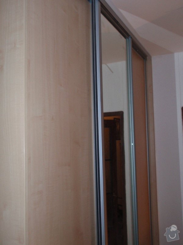 Sádrokartonová příčka a strop + vestavěné skříně a dveře do pouzdra: P1010082