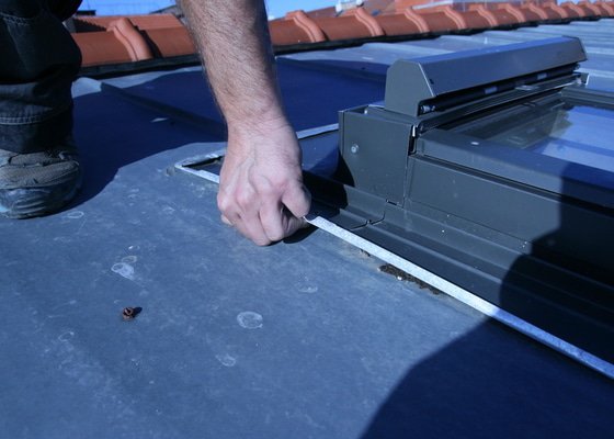 Oprava vsazení střešních oken do plechové střechy - stav před realizací