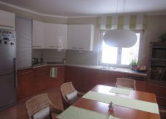 Kuchyňská linka, jídelní stůl, příborník, vestavné skříně, obývací stěna