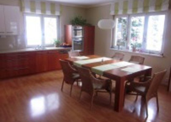 Kuchyňská linka, jídelní stůl, příborník, vestavné skříně, obývací stěna