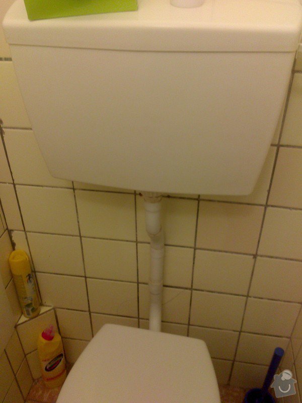 Protékající splachovací roura od záchodu: DSC_0260