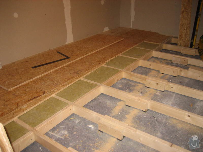 Vybudování konstrukce místnosti ze dřevěných trámů, (akustické příčky), akustická podlaha, sádrokarton.: IMG_0174