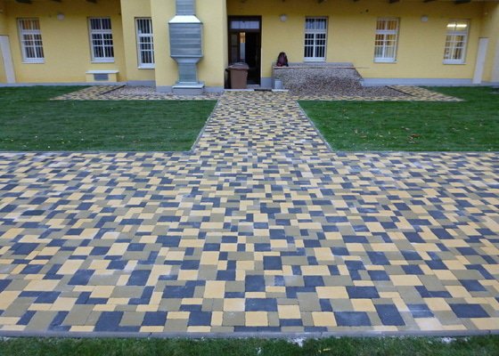 Položení travního koberce a zahradní dlažby (zahrada 440 m2)