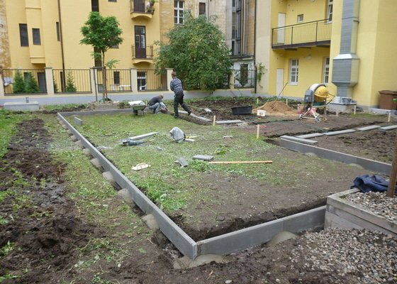 Položení travního koberce a zahradní dlažby (zahrada 440 m2)