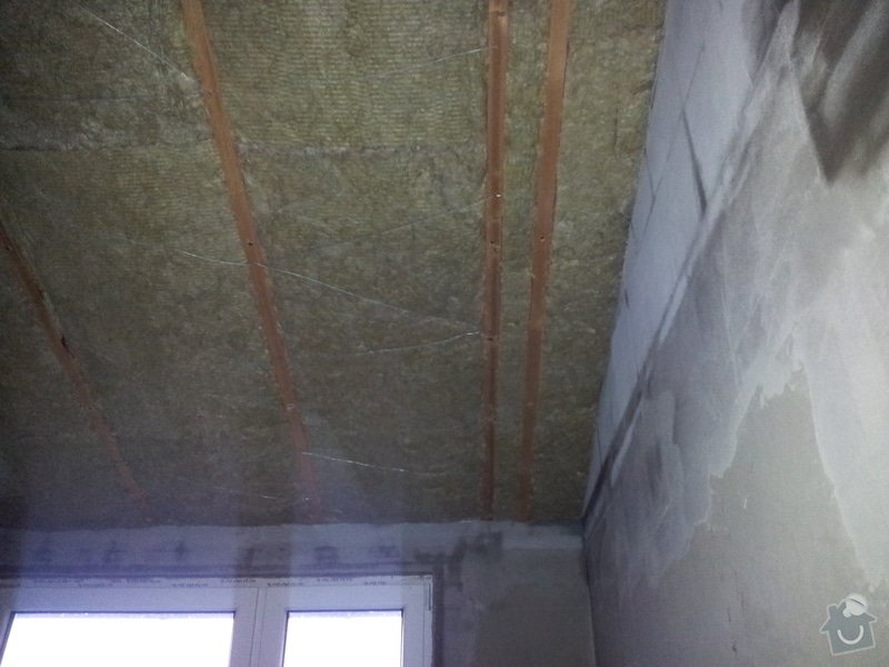 Zednické začištění oken a zdí, perlinka, lepidlo a štuk. Suché podlahy Fermacell s podsypem a polystyrenem. Montáž parotěsné folie a OSB desek na strop. Ozdobné lamely na strop. Plovoucí podlaha. Pokládka dlažby.: foto_1