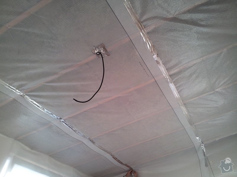 Zednické začištění oken a zdí, perlinka, lepidlo a štuk. Suché podlahy Fermacell s podsypem a polystyrenem. Montáž parotěsné folie a OSB desek na strop. Ozdobné lamely na strop. Plovoucí podlaha. Pokládka dlažby.: foto_2
