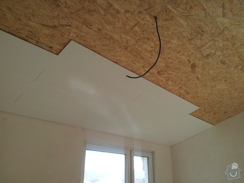 Zednické začištění oken a zdí, perlinka, lepidlo a štuk. Suché podlahy Fermacell s podsypem a polystyrenem. Montáž parotěsné folie a OSB desek na strop. Ozdobné lamely na strop. Plovoucí podlaha. Pokládka dlažby.: foto_5