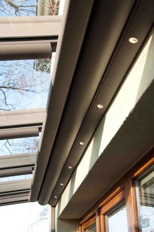 Elegantní terasa Glasoase s markýzou a světelnými panely LED: zastreseni-terasy_14