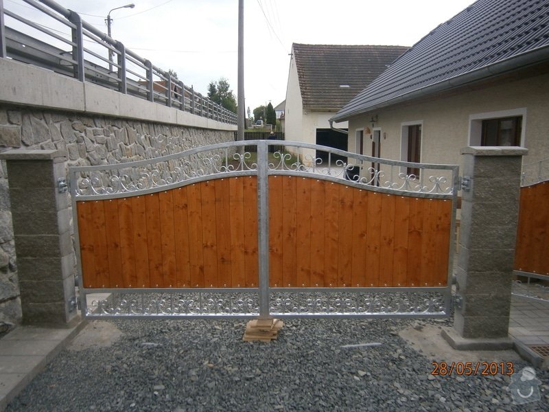 Dvoukřídlá brána a branka: P5281351