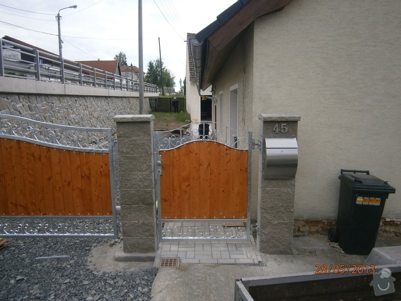 Dvoukřídlá brána a branka: P5281352