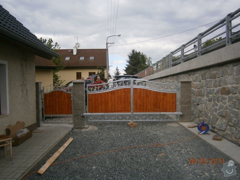 Dvoukřídlá brána a branka: P5281353