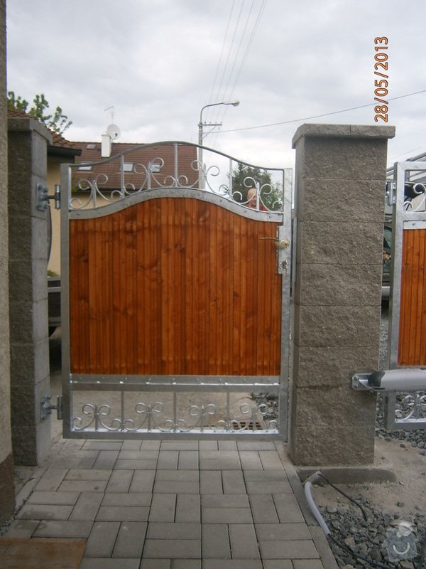 Dvoukřídlá brána a branka: P5281354