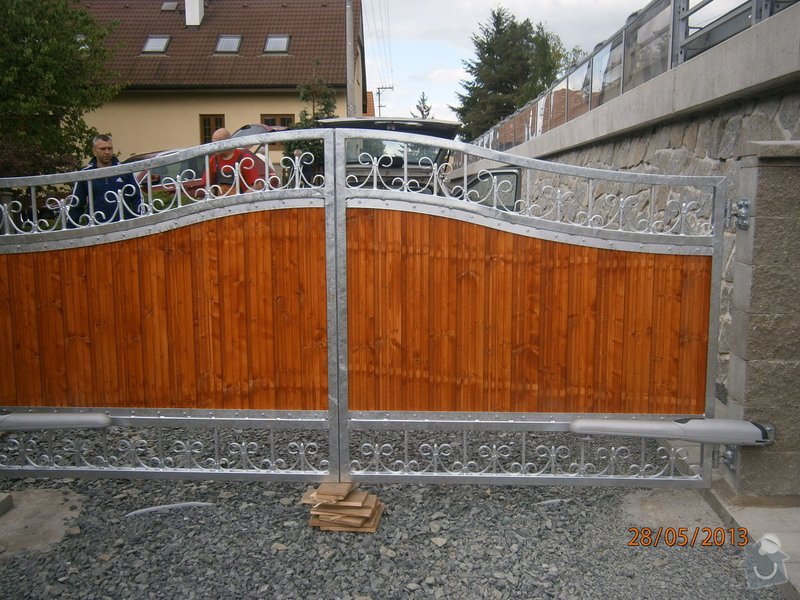 Dvoukřídlá brána a branka: P5281356