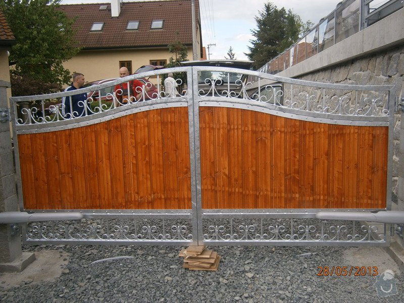 Dvoukřídlá brána a branka: P5281357
