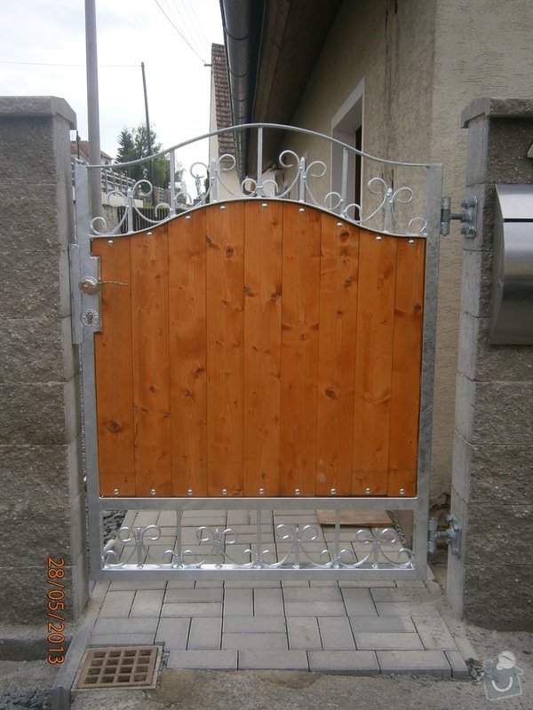 Dvoukřídlá brána a branka: P5281358
