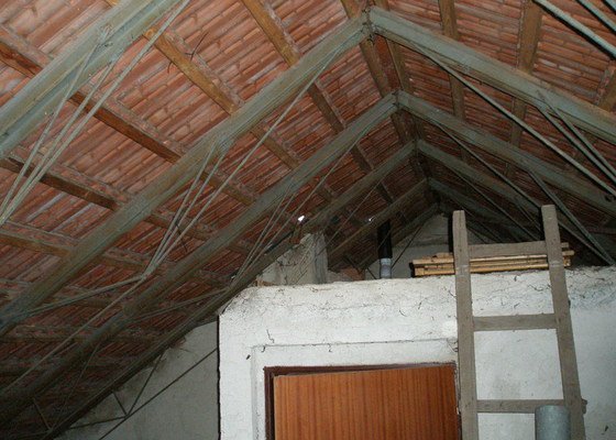 Izolace střechy folií, oprava plechů  - stav před realizací