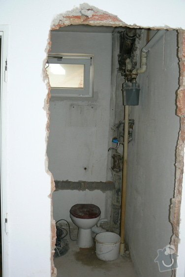 Koupelna s atypickým sprchovým koutem: P1070605