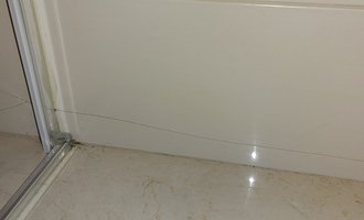 Výměna prasklých obkladů v koupelně - stav před realizací