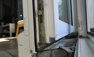 Otevírání (resp. zavírání) posuvných PVC balkónových dveří - stav před realizací