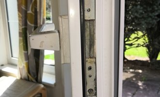 Otevírání (resp. zavírání) posuvných PVC balkónových dveří - stav před realizací