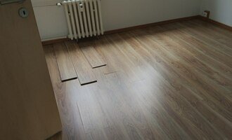 Oprava laminátové podlahy - stav před realizací
