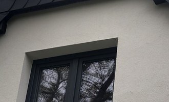 Fasáda-aplikace pastovité omítky, drobné opravy spalet kolem oken