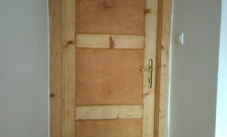 Odstranění starého nátěru, renovace dveří