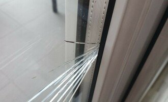 Oprava plastových balkonových dveří / výměna skla - stav před realizací