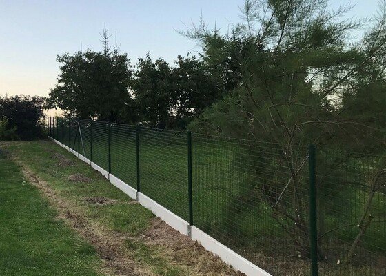 Montáž plotu ze svařovaných sítí 65m - stav před realizací