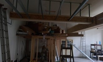 Snizeni stropu o 1m, mistnost 8x9m, SDK nebo drevo