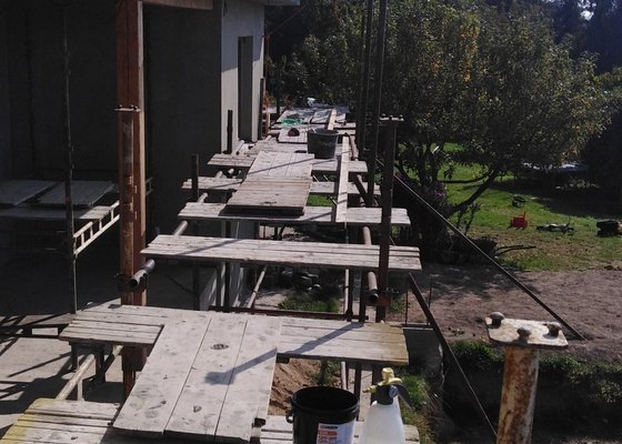 Fasáda bungalovu 210m2 - natažení perlinky do lepidla