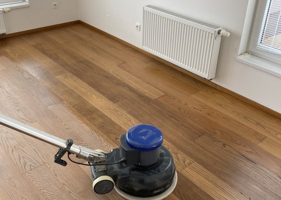 Vyčištění a naolejování dřevěné podlahy