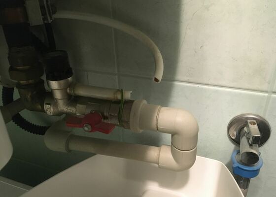 Prasklá hadička na aparatuře přivádějící vodu do bojleru