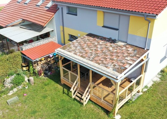 Vyvýšená pergola se zelenou střechou