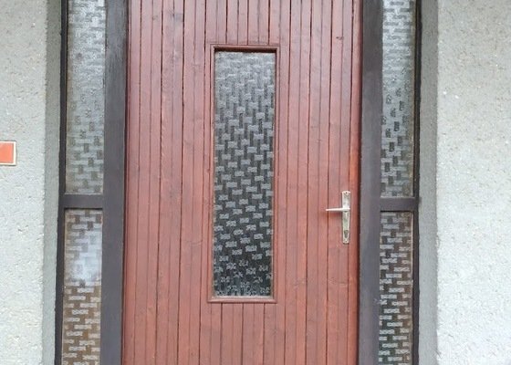 Zhotovení vchodových domovních dveří včetně dřevěných zárubní.