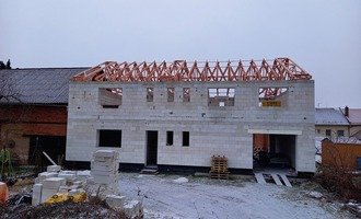 Střecha novostavby, půdorys 16x10m - stav před realizací