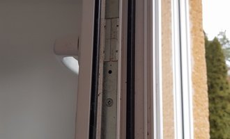 Oprava a seřízení plastových oken (6 velkých a 1 balkonové dveře) - stav před realizací