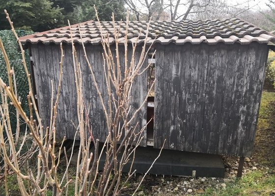 Oprava a nátěr dřevěného podbití střechy a malé kůlny. - stav před realizací