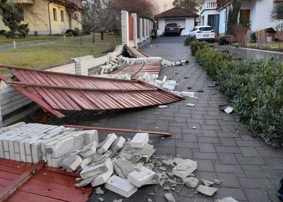 Oprava spadlého plotu (sloupků) po pádu větrem