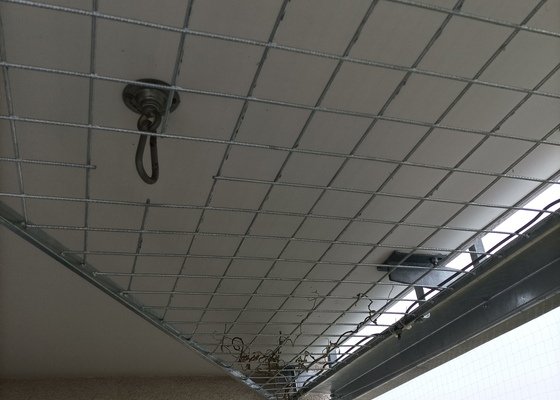 Kovová konstrukce na balkon pro popínavý strom a zastínění