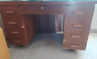 Renovace starého dřevěného psacího stolu - stav před realizací