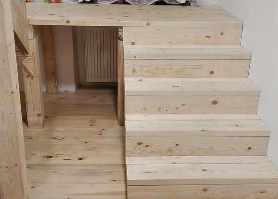 Broušení a lakování dřevěných schodů v rodinném domě