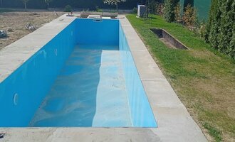 Položení betonové dlažby okolo bazénu a přeložení stávající zámkové dlažby
