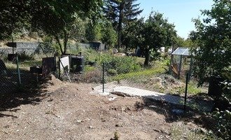 Likvidace základů skleníku a stavba plotu z pletiva