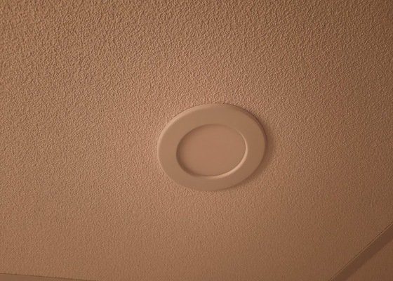 Kontrola a případné spravení instalace světla v koupelně