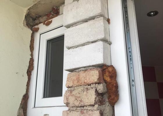 Oprava fasády po instalaci plastových oken a dveří na balkon