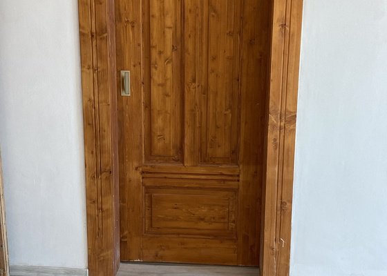 Rekonstrukce a přesun starých pantových dveří a nové posuvné dveře M & T
